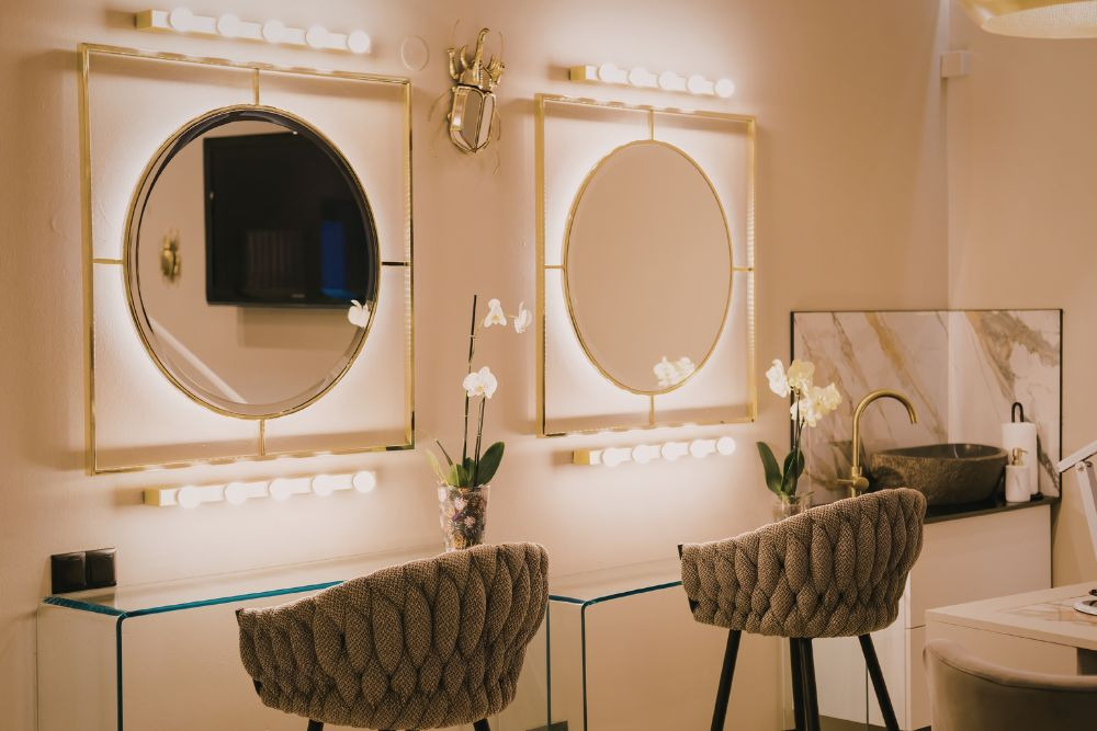 hollywood mirrors, a formerly trending, outdated feature